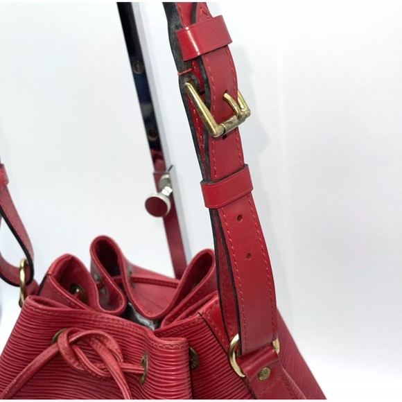 Authentic Louis Vuitton Noe Epi Red Bucket Tote Bag Draw String Close - Picture 7 of 16